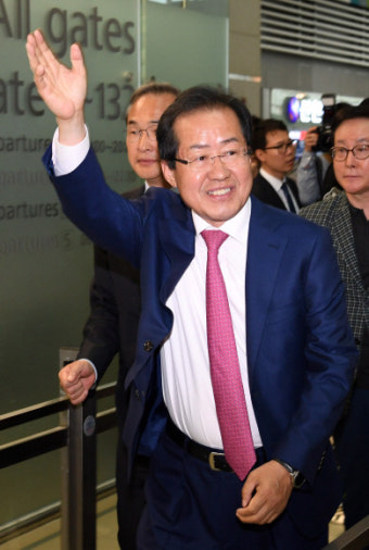 [문재인 대통령 시대] 홍준표, 美 출국…“1~2개월 쉴 것”