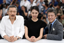 [포토] ‘손잡고 허리 손 두르고’… 홍상수·김민희, 공식석상에서도 애정표현