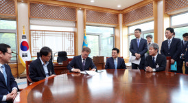 문 대통령 ‘여민관 집무실’ 언론 공개…민정수석 때 쓰던 원탁도 있어