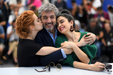 [포토] 두 여배우의 키스 세례에 미소가 절로