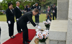 [서울포토] 문재인 대통령, 학도의용군 무명용사탑에 헌화 분향