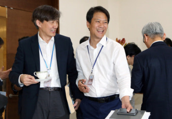 [서울포토] ‘훈내 풀풀~’ 임종석 비서실장과 조국 민정수석