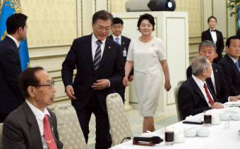 [서울포토] 오찬장 입장하는 문재인 대통령-김정숙 여사