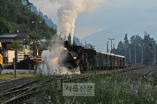 산 아래 금빛 세상, 하늘 품은 너른 쉼터