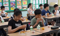 [서울포토] ‘급식 대신 빵 먹어요’…학교비정규직 노조 총파업