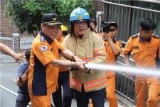 서울시의회 신언근의원 신림동 일대 소방점검-소화기 보급 캠페인