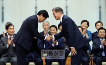 [서울포토] 문 대통령, 박상기 법무부 장관에 임명장 수여