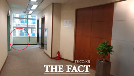 ‘화장실 앞 근무논란’ 휴스틸 해명에 네티즌 “비상식적 갑질”