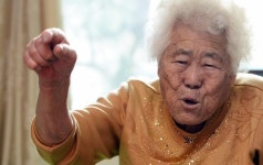위안부 피해자 이옥선 할머니 ‘광복절 시구’