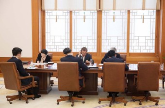 문 대통령 아베 총리와 통화…“지금은 대북 압박·제재 강화할 때”