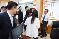 [서울포토] 문재인 대통령, ‘신발부터 갈아신고…’