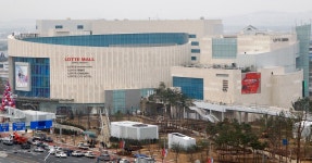 롯데몰 김포공항점에서 칼부림…흉기에 찔리고 창문 밖으로 추락