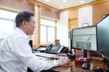 [서울포토] ‘나도 참여해 볼까’… 문 대통령, 평창동계올림픽 입장권 구매