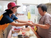 천사무료급식소, 독거노인들에게 사랑의 도시락 전해
