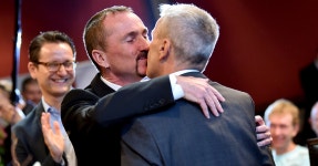 독일에서 첫 합법적 동성 부부 탄생 “38년 동거 끝 결실”