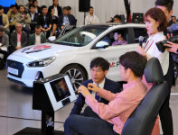 수화 알아듣고 빛으로 소리 전달… 미래차 신기술 ‘반짝’