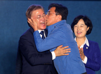 문 대통령, 박원순·안희정·이재명·최성과 ‘화기애애’ 부부동반 만찬(종합)