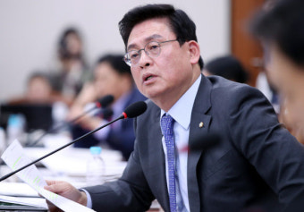 [국감 현장] 함승희 “다음 질문 하시죠”… 정우택 “의원 때 그따위로 했나”