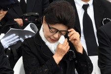 박정희 38주기 추도식 풍경…“박근혜 무죄” “류석춘 꺼져라”