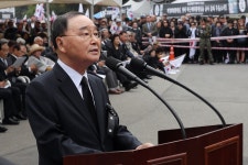 박정희 38주기 추도식 풍경…“박근혜 무죄” “류석춘 꺼져라”
