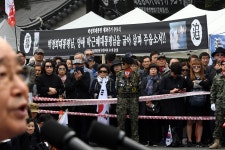 박정희 38주기 추도식 풍경…“박근혜 무죄” “류석춘 꺼져라”