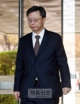 [서울포토] 굳은 표정으로 법정 향하는 우병우