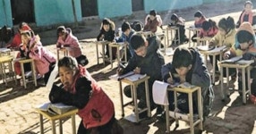 교실이 추워 운동장서 해빛 쬐며 공부하는 중국 초등학생들