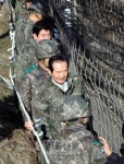 [서울포토] 백골부대 방문, 철책선 둘러보는 정세균 국회의장