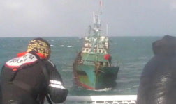 ‘쇠창살 무장’ 중국어선 영해 침범···해경 총탄 200여발 발사하자 도주