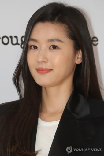 전지현 “둘째도 아들” 출산 임박한 근황 보니 ‘남편과 홍콩 여행’