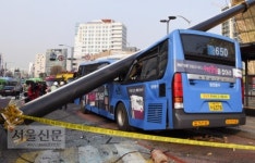 승객들 내리려는 순간… 쾅! 날벼락 맞은 시내버스
