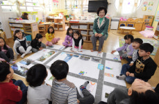보육 1번지 답게… 어린이집 교사로 첫발 뗀 송파구청장