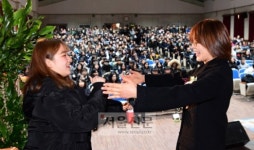 1월의 졸업식… 작별의 포옹 나누는 스승과 제자