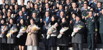 文대통령, 준장 진급자 삼정검 수여