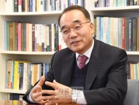 [논설위원의 사람 이슈 다보기] “민의에 쏠린 文정부 여민정치, 책임 중시하는 위민정치로”