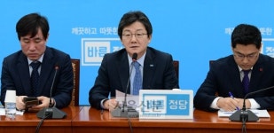 [서울포토] 발언하는 유승민 대표