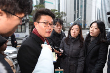 [서울포토] 취재진 질문에 답하는 박용석 ‘이명박 대통령 기념재단 사무국장’