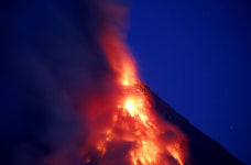 [포토] 필리핀 마욘화산 시뻘건 용암 분출… 대규모 폭발 임박