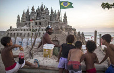 모래성에서 22년간 왕으로 ‘홀로’ 군림한 남성