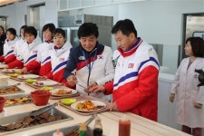 북한 아이스하키 선수들 진천선수촌 입성 “식당서 밝은 표정”