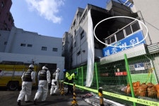 2층 ‘불법 가림막’ 탓 연기 다시 병원 유입… 참사 키웠다