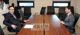 [서울포토] 마주앉아 대화나누는 이명박 전 대통령과 한병도 정무수석
