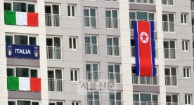 [서울포토] 강릉 선수촌에 걸린 인공기