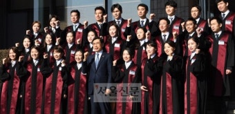 [서울포토] 박상기 법무부장관, 신임검사들과 기념촬영