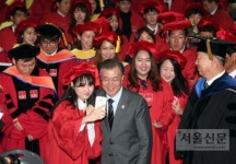 [서울포토] 울산과학기술원 졸업생과 셀카 찍는 문 대통령