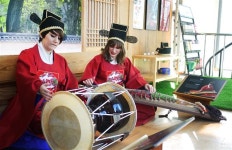 “국악체험관에서 한복 입고 국악기 연주하는 체험해 보세요”