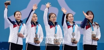 [서울포토] ‘감사합니다’… 손인사 하는 여자 컬링대표팀
