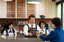 [현장 행정] 삶의 질도 주거환경도 바꿨다… 중랑 실버 바리스타 커피의 힘