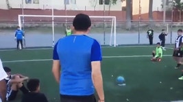 ‘이건 무슨 상황’ 골키퍼 머쓱하게 한 속임수 골