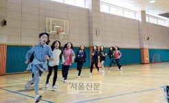 수업 중에도 마스크… “中 외교압박” 靑청원까지